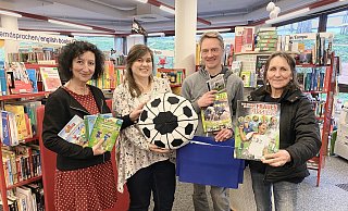 Auf "Kicken und Lesen" freuen sich (von links) Yvonne Kielsmeier-Seele (Café Miteinander), Christine Kuske (Bücherei), Markus Mildner (Haus der Jugend) und Gisela Hering-Bejaoui (Gemeinde Hiddenhausen). - Alexander Jenniches