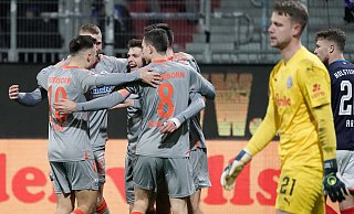 Paderborns Julian Justvan (v. l.), Felix Platte, Florent Muslija, Maximilian Thalhammer und Ron Schallenberg feiern den Treffer zum 1:2 vor Kiels Torwart Thomas Dähne. - picture alliance/dpa