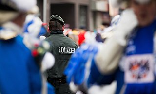 Feiern und Sicherheit: Die Polizei im Kreis Höxter beobachtet nach eigenen Angaben sehr genau die Entwicklungen in Köln. Für ein neues Sicherheitskonzept für Karnevalsveranstaltungen in der Region sieht Höxters Polizeisprecher Andreas Hellwig aber keinen Grund. - DPA