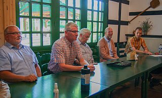Jürgen Bartelheim (2.v.l.), Maik Busche (r.). Ihre Stellvertreter sind Hartwig Bekemeier (l.) und Michael Braun (abwesend). Auch Bürgermeister Marko Steiner (2.v.r.) und Kreistagsbewerber Rolf-Dieter Schütte waren zu Gast. - Noah Brümmelhorst
