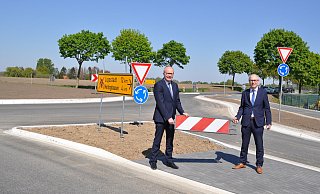 Landrat Manfred Müller (r.) und Landtagsabgeordneter Bernhard Hoppe-Biermeyer geben den Kreisel offiziell für den Verkehr frei. - Michael Rüngeler, Kreisstraßenbauamt