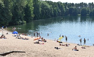 Dass das Baden im Habichtsee nicht erlaubt ist, stört bei sommerlichen Temperaturen kaum jemanden. - Svenja Ludwig (Archiv)