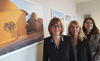 Verhalten optimistisch: Trotz geringfügiger Rückgänge sehen Ute Horstkötter-Starke (v. l.), Frauke Schwietert und Birgit Stehl positive Entwicklungen auf dem Markt für Auszubildende im Kreis Herford. - Peter Steinert