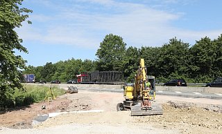 Beton-Wände auf der Fahrbahn trennen den laufenden Verkehr von den Baustellenfahrzeugen an diesem Knotenpunkt. - Simone Flörke