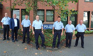 Ingo Detering (3. v. l.), Jörg Habekost, Mario Meyer und Sascha Brandt sind die neuen Bezirksbeamten im Wachbereich Süd. Polizeidirektor Dirk Zühlke (l.), Landrat Jürgen Müller und Günter Figge (r.) freuen sich über die Neubesetzung. - Alexander Graßhoff
