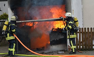 Als die Feuerwehr das Tor öffnete, loderten im Inneren der Garage die hellen Flammen. - Thomas Kube