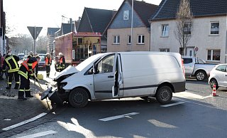 Der Mercedes Vito (Foto) und der BMW wurden schwer beschädigt. - Polizei