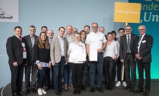 Stolze Bürger aus Himmighausen und die Verantwortlichen nach der Preisübergabe in Berlin. - Janine Schmitz / photothek.net
