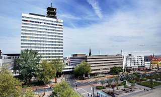 Die Polizei Bielefeld kann sich den Umzug von 550 Beamten in das Telekom-Hochhaus sowie das dazugehörige Parkhaus mit 600 Stellplätzen vorstellen. - Sarah Jonek