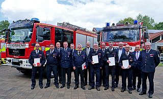 Geehrt werden beim Kreisverbandstag sieben Feuerwehrleute mit dem Deutschen Feuerwehr-Ehrenkreuz (v. l.) Chritian Neiske (Bronze), Frank Schuszter (Bronze), Vize-Kreisbrandmeister Andreas Müller, Bernhard Grothoff-Wessels (Silber), Vize-Kreisbrandmeister Christoph Müller, Franz Josef Mertens (Silber), Bürgermeister Werner Peitz, Norbert Temborius (Silber), Geschäftsführer Hubert Halsband, Bernd Lüke (Silber), Landtagsabgeordneter Bernhard Hoppe-Biermeyer, Alois Wicker (Silber), Landrat Christoph Rüther und Kreisbrandmeister Elmar Keuter. - Ralph Meyer