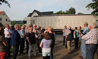 Auf dem Hof Rürup: Gegen 18.30 Uhr donnert nur noch alle fünf Minuten ein Hermes-Lastwagen am Gelände vorbei. - Corina Lass