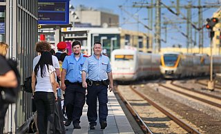 Noch mehr als früher achtet das Sicherheitspersonal auf das Einhalten des Sicherheitsabstandes zur Bahnsteigkante. - Sarah Jonek