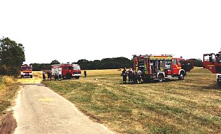 Schlimmeres verhindert: Die Feuerwehr konnte das Feuer am Groß Greben Ding in Espelkamp-Fabbenstedt kurz vor dem Waldrand löschen. Drei Löschzüge waren im Einsatz. Das Feld wurde anschließend umgepflügt. - Thomas Galla