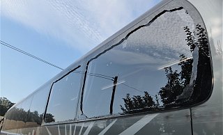 Zwei Seitenscheiben an dem Bus wurden zerstört. - Polizei Höxter