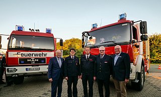 Vor dem Gerätehaus Fürstenberg stellten (v. l.) Bürgermeister Christoph Rüther, Löschzugführer Andreas Luig, Wehrführer Martin Liebing, Kreisbrandmeister Elmar Keuter und Vize-Landrat Wolfgang Weigel die neuen Großfahrzeuge in Dienst. - Ralph Meyer