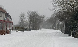 Die Werster Straße ist mit einer dicken Schneedecke überzogen. Links ist das Fahrradgeschäft Kröger zu sehen. - Anthea Moschner
