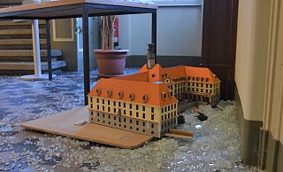 Der Angeklagte hatte das Modell des Herforder Rathauses im Foyer umgeworfen. - Stadt Herford