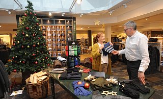 Britta und Andreas Winkelmann vom Rahdener Modehaus Lange haben auf einen kontaktlosen Abholservice umgestellt. Das Haus Lange zählt zu den ältesten Geschäftsbetrieben in Rahden. - Joern Spreen-Ledebur