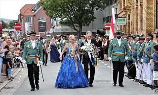 Parade entlang seiner Kompanie: Dieter Kuhlebrock ist neuer König der Schützengilde, an seiner Seite Ehefrau und Königin Martina. Beim Festumzug am Montagnachmittag hatten die Regenten ihren ersten Auftritt an der Seite von Kommandeur Thomas Wiesemann (r.) und dem Hauptmann beim Stabe, Frank Zimmermann (l.). - Simone Flörke