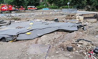 Nur noch Reste zeugen im Hochwassergebiet davon, dass hier einmal eine Straße war. - Svenja Störmer