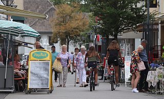Der tägliche Regel-Verstoß: Radler radeln quer durch die Fußgängerzone über die Klosterstraße in der Bad Oeynhausener Innenstadt. - Ulf Hanke
