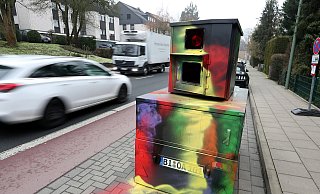 Blitzer Bernhard wurde an der Wertherstraße knallbunt angesprüht. - Wolfgang Rudolf