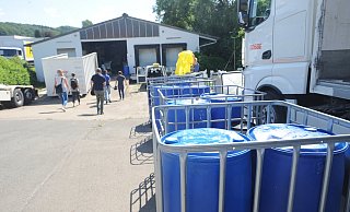 Abtransportiert: Eine Spezialfirma aus dem Sauerland entsorgte die rund 35.000 Liter Chemikalien, die Ende April in der Lagerhalle in Börninghausen gefunden wurden. - Joern Spreen-Ledebur