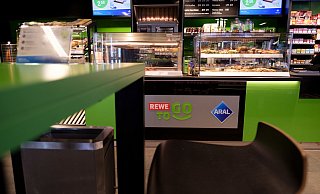 So oder ähnlich könnte die Aral-Tankstelle mit dem Rewe-to-go-Markt künftig aussehen. - Rupert Warren