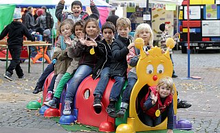 In früheren Jahren war beim  Weltkindertag noch "Kuscheln" angesagt, wie auf diesem Archivbild vom Klosterplatz. 2020 gibt es viele dezentrale Aktionen mit Hygienelabel. - BIELEFELD