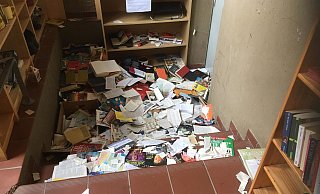 Mutwillig aus den Regalen gerissen liegen zerfetzte Bücher auf dem Boden der ehemaligen Pausenhalle. - Adalbert Fricke