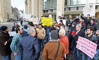 Demonstranten mit Landrat Jürgen Müller und Dezernent Norbert Burmann. - Frank-Michael Kiel-Steinkamp