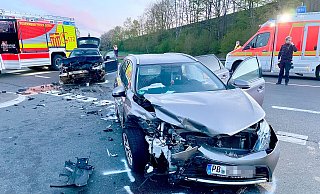Der Autounfall ereignete sich in den frühen Morgenstunden in Höhe der Anschlussstelle Schloß Neuhaus der Autobahn A33 - Ralph Meyer