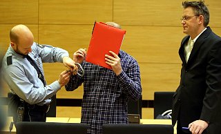 Der Bielefelder war bisher auf freiem Fuß, noch im Gerichtssaal wurde er verhaftet und ins Gefängnis gebracht. Weder der Verurteilte, noch sein Verteidiger Alexander klemme hatten damit gerechnet. - Wolfgang Rudolf