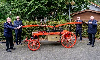 Die vier Kreisbrandmeister (v. l.) Franz Rickert, Elmar Keuter, Bernhard Lücke und Wilhelm Hecker grüßen die Feuerwehrsenioren im Kreis Paderborn aus dem Delbrücker Stadtteil Ostenland. - Ralph Meyer