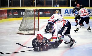 Niedergekämpft: Die Herforder Ice Dragons gaben im Derby gegen die Hammer Eisbären eine 3:1-Führung aus den Händen und kassierten mit der 3:4-Niederlage eine herbe Enttäuschung. - Jürgen Feyerabend - feyerdragon pic art