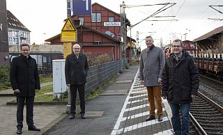 Salzkottens Bürgermeister Ulrich Berger, Bernhard Hoppe-Biermeyer, Matthias Goeken und Fachbereichsleiter Martin Westermeier (v. l.) freuen sich auf den Umbau des Bahnhofs in Salzkotten. - Hoppe-Biermeyer