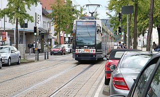 Eine Stadtbahn ist auf der Hauptstraße liegen geblieben. - Symbolbild: Susanne Lahr