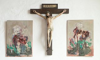 Tippelbrüder heißen die Bilder neben dem Kreuz. Sie sind inspiriert von Weizenfelds früherer Arbeit in einer Obdachlosenunterkunft. - Ralf Bittner