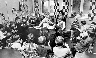 Der Tanz der fröhlichen Kinderrunde ist in der Chronik des Kindergartens verewigt. - Kita Maiwiese
