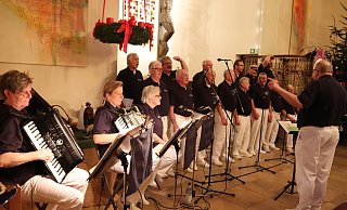Maritime Besinnlichkeit: Der Shanty Chor Hansestadt Herford singt bei seinem 22. Adventskonzert in der Kirche Oetinghausen vor rund 300 Zuschauern weihnachtliche Seemannslieder. - Alexandra Golfinger