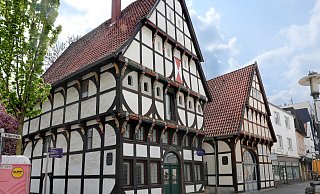 Das Remensniderhaus an der Brüderstraße auf einer Aufnahme aus dem Frühjahr. Rechts daneben steht das etwas jüngere Engelkinghaus von 1532. - Frank-Michael Kiel-Steinkamp