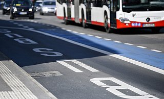 Dawid B. und Igor P. folgten dem Flüchtenden und verprügelten ihn in einem Bus. Der Busfahrer musste eingreifen. - Symbolfoto/ picture alliance