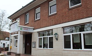 Karl-Heinz Brettholle (wollte nicht auf das Foto) plant im nächsten Schritt die Außenfassade zu erneuern. Die hellen Fliesensteine sollen wieder durch rote Backsteine (wie oben) ersetzt werden. - Anastasia von Fugler