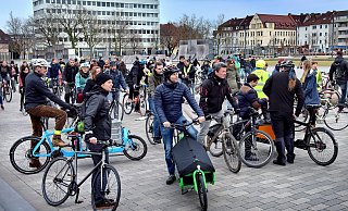 Radler-Treffen der Initiative "Critical Mass" auf dem Kesselbrink.  - Barbara Franke