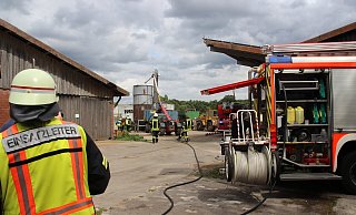 Vor Ort stellten die Kräfte an Stelle eines Gebäudebrands einen Schwelbrand in einem Kornsilo fest. - Thorsten Heß