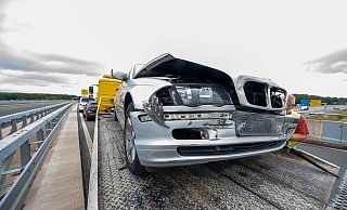 Der BMW musste - wie auf diesem Symbolfoto - abgeschleppt werden. - CHRISTIAN MATHIESEN