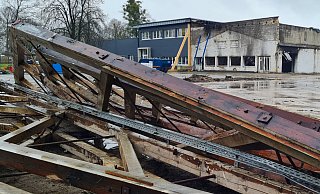Eine Brandschutzwand konnte das Übergreifen des Feuers auf die Gebäudeteile entlang der Bokeler Straße verhindern. - Birgit Vredenburg