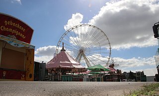 Wenige Tage vor Beginn nimmt der Blama Gestalt an. Das Riesenrad steht schon. - Felix Schwien