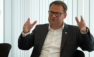 Bürgermeister Lars Bökenkröger vermisst in der Verwaltung und den städtischen Töchtern Strukturen, die den zu stemmenden Projekten angemessen sind. Dafür macht er auch den Stadtrat verantwortlich. - Thorsten Gödecker