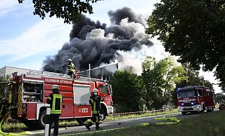 Die Verzinkerei Hubert Altehülhorst in Rietberg brennt lichterloh. Das Feuer wird bereits seit mehreren Stunden bekämpft. - Andreas Eickhoff